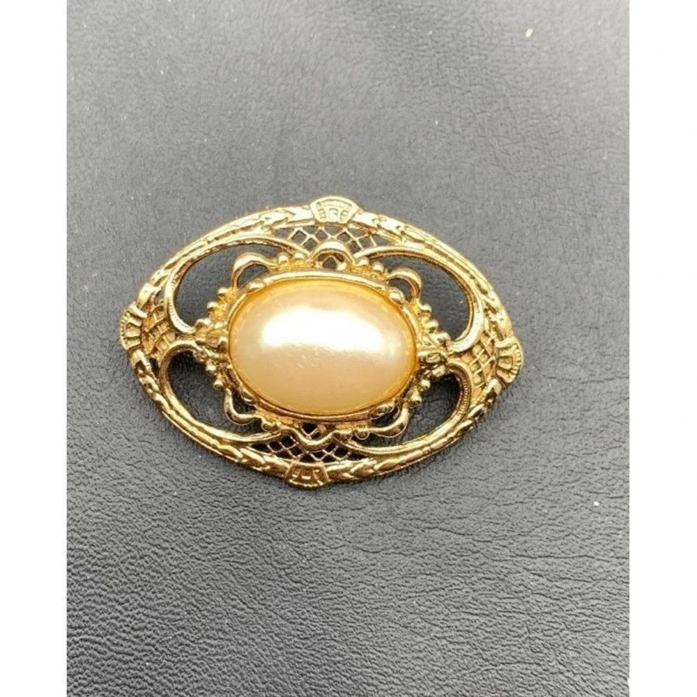 Vintage 1928 Brand Oval Gold Tone And‎ Faux Pearl Brooch